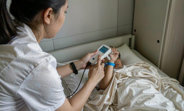 blog-cover-1791940152404 Nurse scanning RFID patient wristband in modern US hospital for medication safety