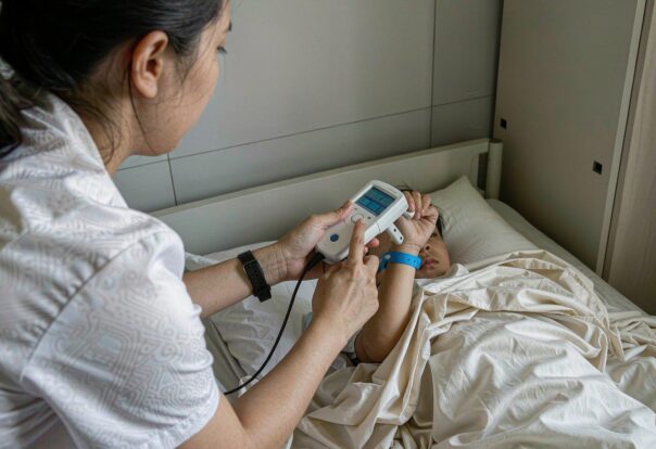 blog-cover-1791940152404 Nurse scanning RFID patient wristband in modern US hospital for medication safety