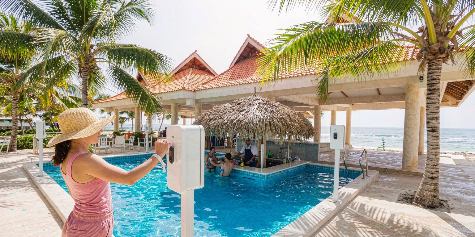 blog-cover-1791943455045 RFID wristbands scanning at Australian resort entrance festival gate and hospital patient wristband