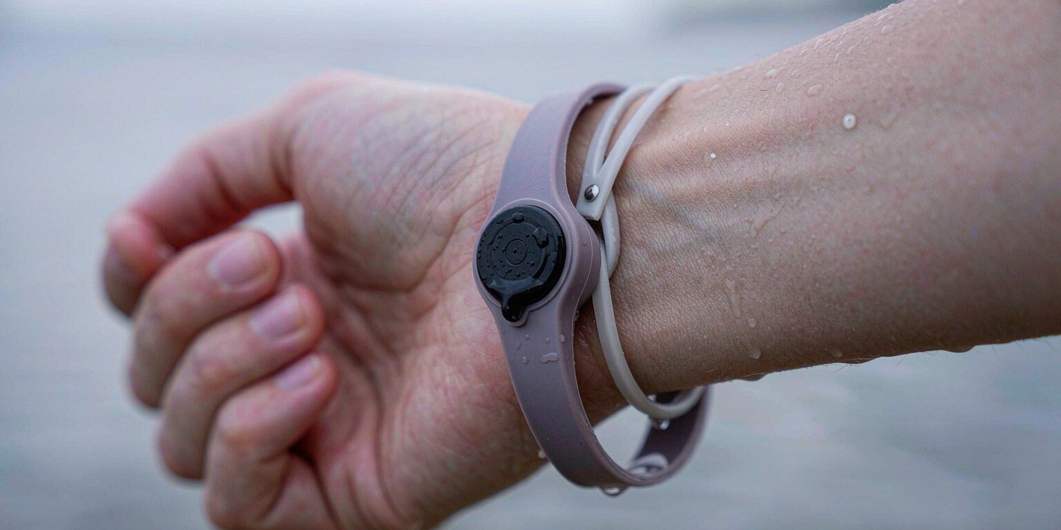blog-cover-1791944616596 Durable silicone RFID wristband with embedded chip shown with RFID scanner