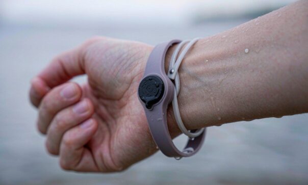 blog-cover-1791944616596 Durable silicone RFID wristband with embedded chip shown with RFID scanner