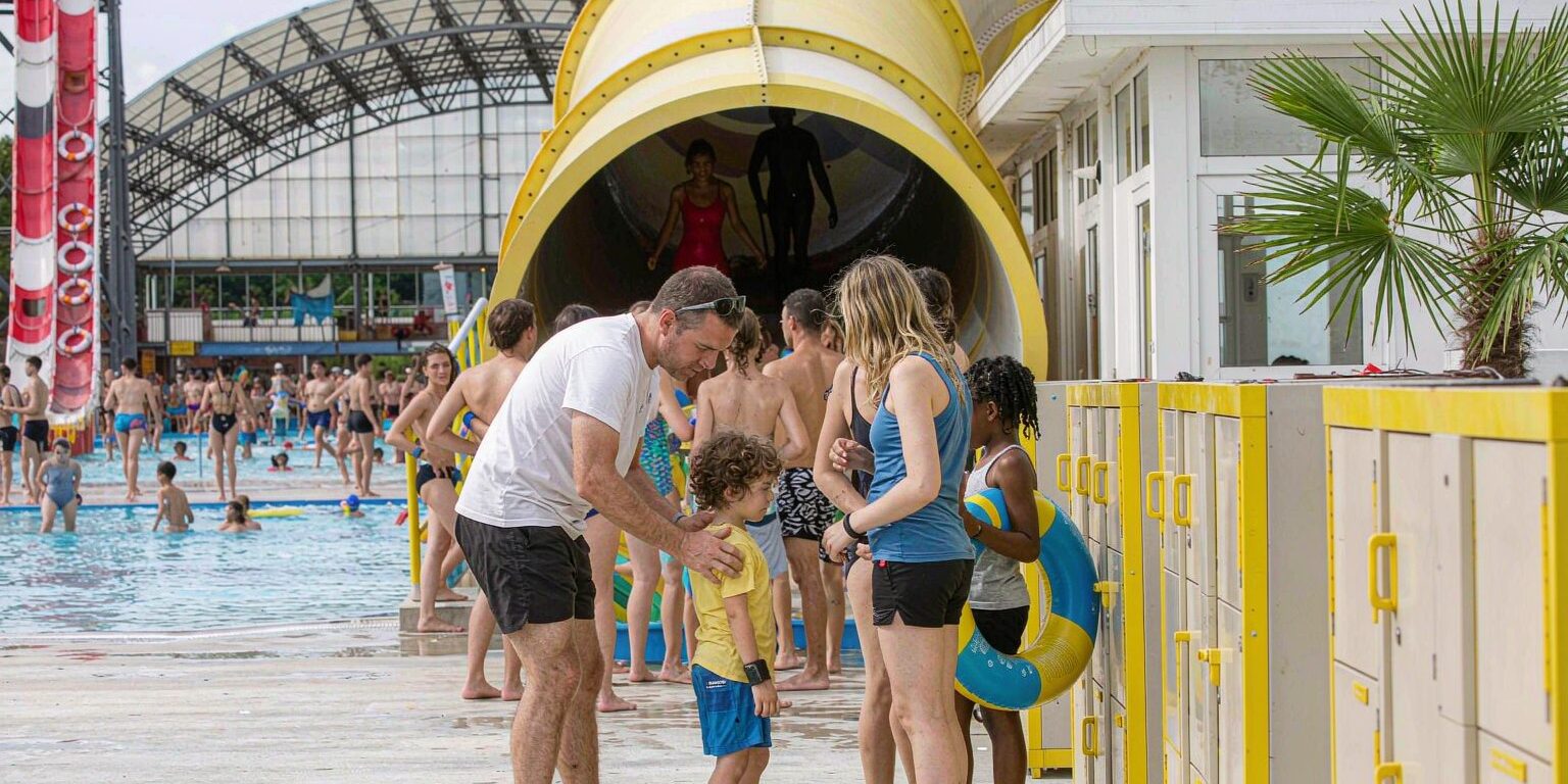 blog-cover-1791945533944 Water park entrance with guests tapping RFID wristbands at a smart locker row